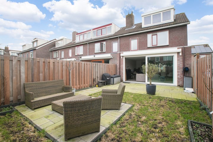 Spacious corner house with west-facing garden in Amstelveen — 75
