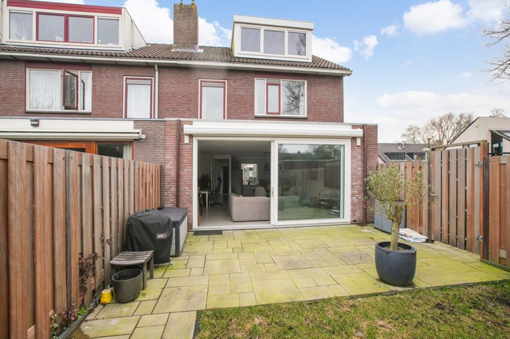 Spacious corner house with west-facing garden in Amstelveen — 78