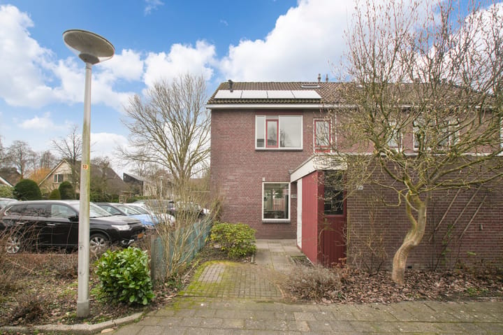 Spacious corner house with west-facing garden in Amstelveen — 88