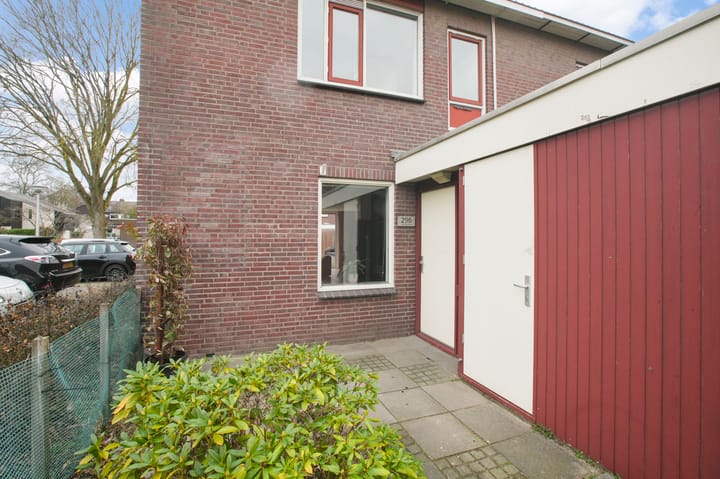 Spacious corner house with west-facing garden in Amstelveen — 90
