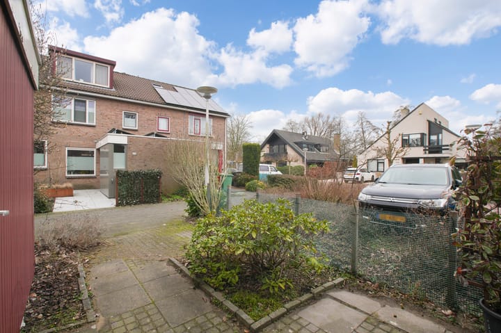 Spacious corner house with west-facing garden in Amstelveen — 92