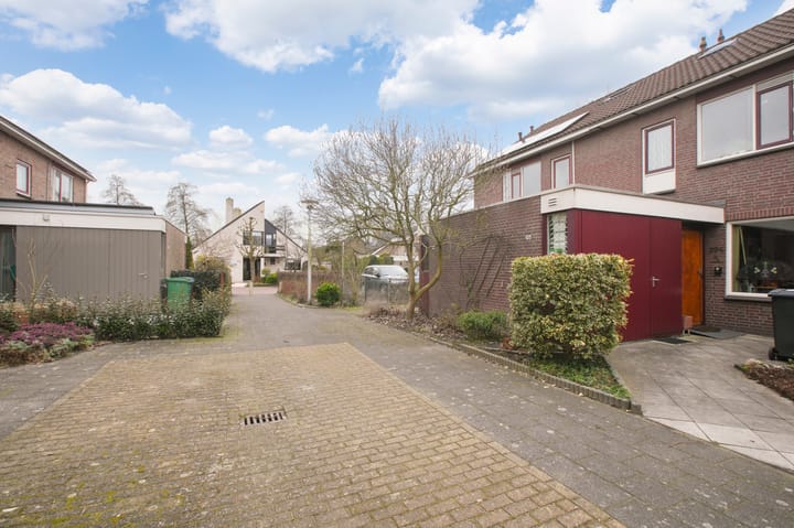 Spacious corner house with west-facing garden in Amstelveen — 84