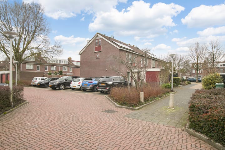 Spacious corner house with west-facing garden in Amstelveen — 86