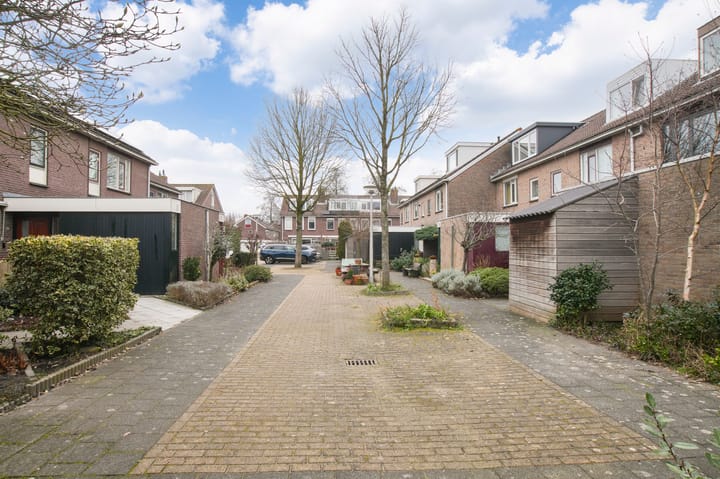 Spacious corner house with west-facing garden in Amstelveen — 94