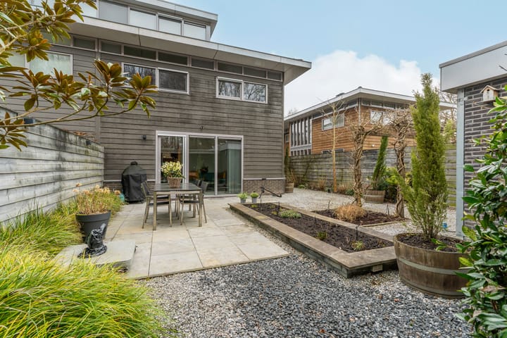 Luxury Turn-Key Semi-Detached Home with Garage in Quiet Almere Haven Courtyard — 48
