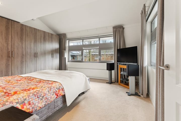 Luxury Turn-Key Semi-Detached Home with Garage in Quiet Almere Haven Courtyard — 60