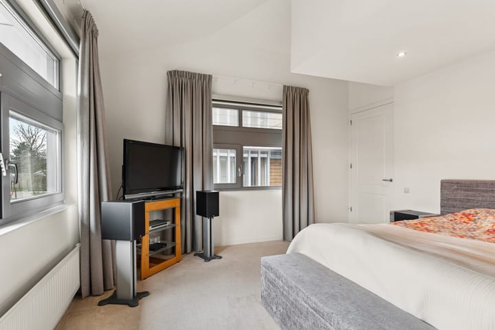 Luxury Turn-Key Semi-Detached Home with Garage in Quiet Almere Haven Courtyard — 62
