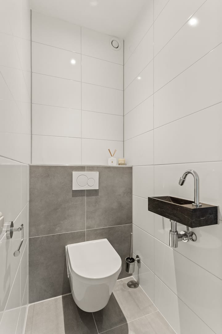 Luxury Turn-Key Semi-Detached Home with Garage in Quiet Almere Haven Courtyard — 74