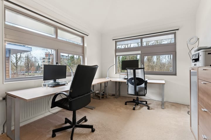 Luxury Turn-Key Semi-Detached Home with Garage in Quiet Almere Haven Courtyard — 76