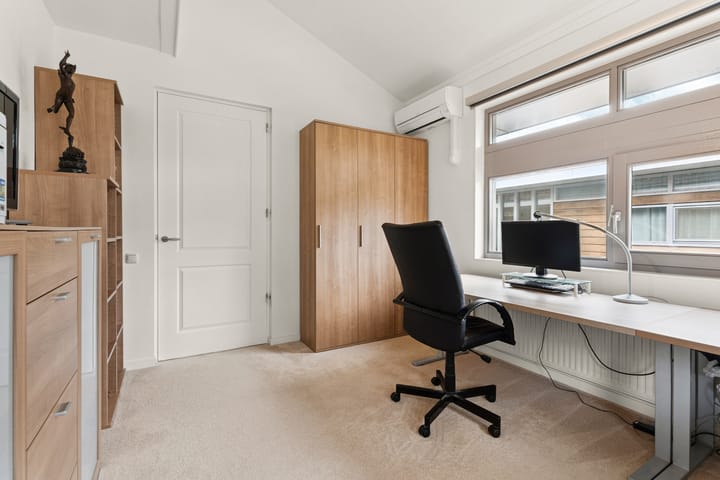 Luxury Turn-Key Semi-Detached Home with Garage in Quiet Almere Haven Courtyard — 78