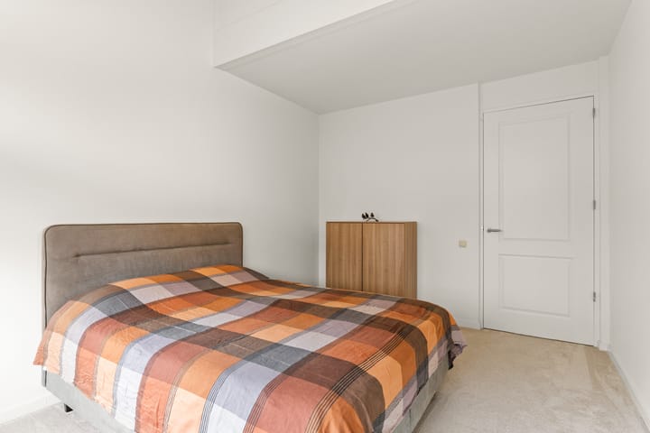 Luxury Turn-Key Semi-Detached Home with Garage in Quiet Almere Haven Courtyard — 82