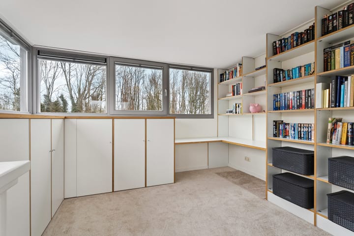 Luxury Turn-Key Semi-Detached Home with Garage in Quiet Almere Haven Courtyard — 86
