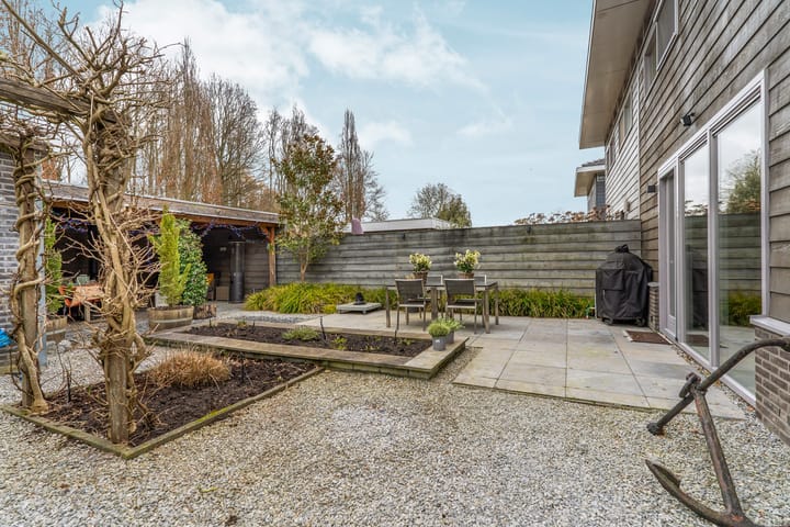 Luxury Turn-Key Semi-Detached Home with Garage in Quiet Almere Haven Courtyard — 98
