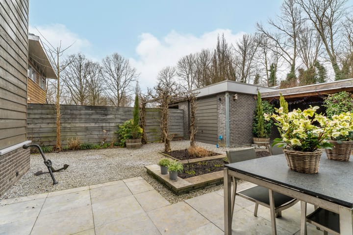 Luxury Turn-Key Semi-Detached Home with Garage in Quiet Almere Haven Courtyard — 100