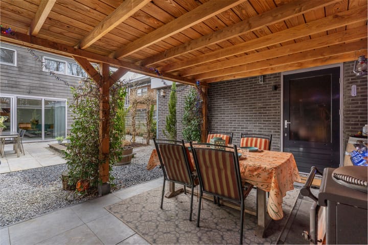 Luxury Turn-Key Semi-Detached Home with Garage in Quiet Almere Haven Courtyard — 102