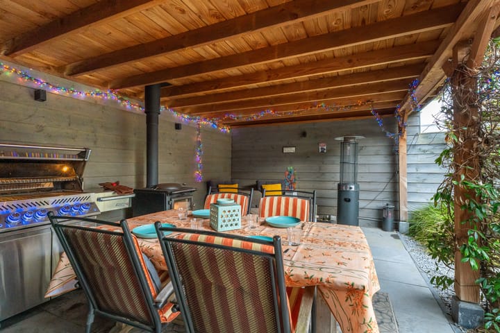 Luxury Turn-Key Semi-Detached Home with Garage in Quiet Almere Haven Courtyard — 106