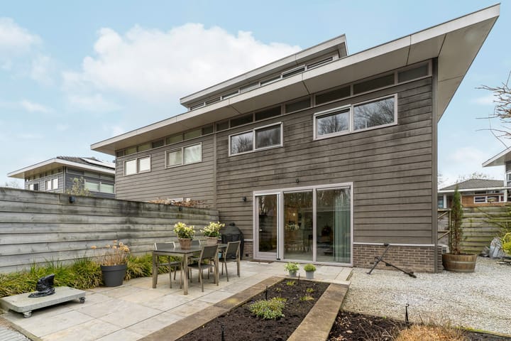 Luxury Turn-Key Semi-Detached Home with Garage in Quiet Almere Haven Courtyard — 108