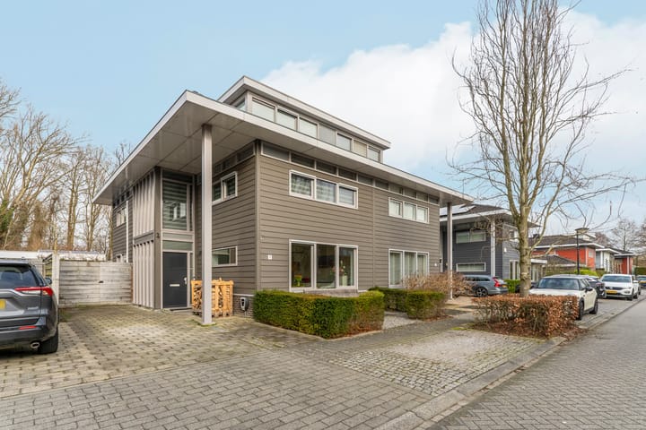 Luxury Turn-Key Semi-Detached Home with Garage in Quiet Almere Haven Courtyard — 110