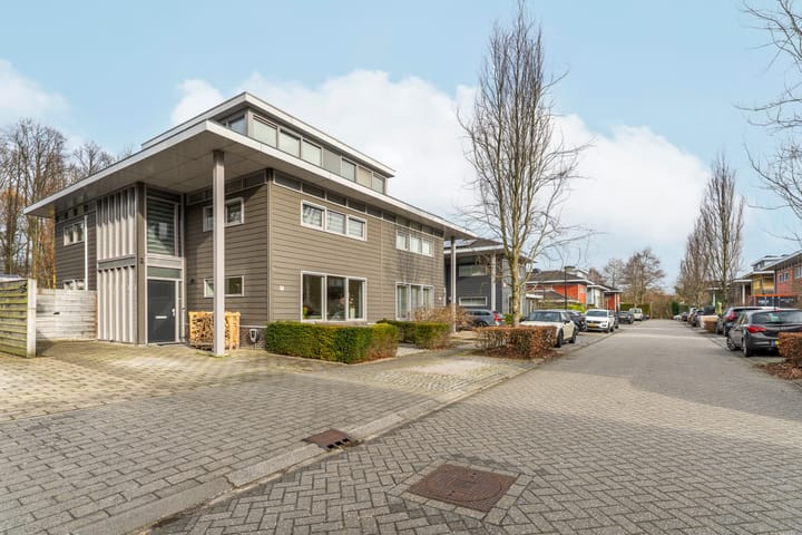 Luxury Turn-Key Semi-Detached Home with Garage in Quiet Almere Haven Courtyard — 112