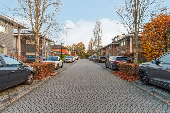 Luxury Turn-Key Semi-Detached Home with Garage in Quiet Almere Haven Courtyard — 114