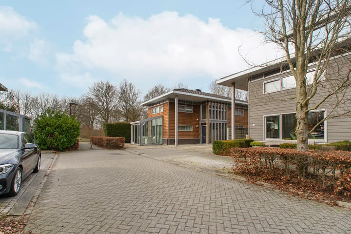 Luxury Turn-Key Semi-Detached Home with Garage in Quiet Almere Haven Courtyard — 116