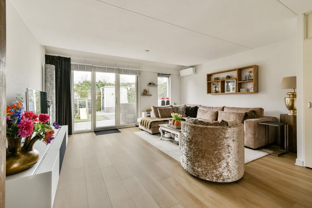 Photo 2 of Johanna Naber-erf 146