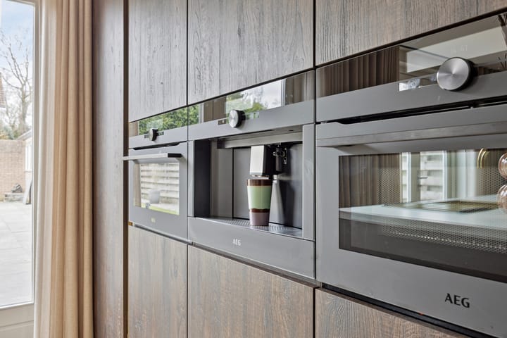 Modern Semi-Detached House with Outdoor Room and Extended Kitchen — 33