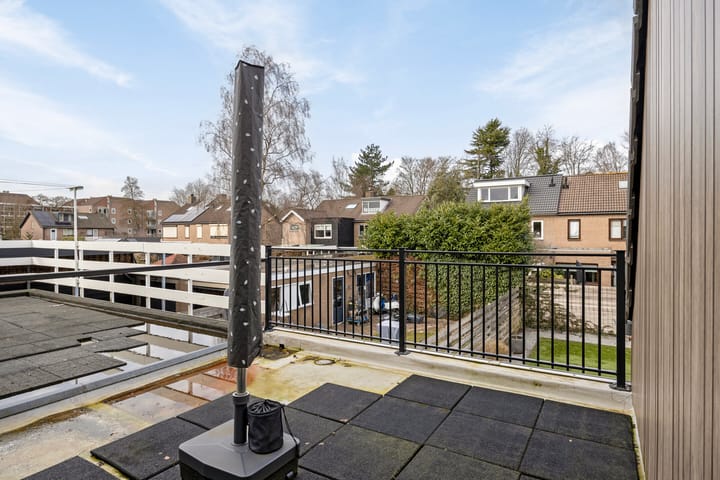 Modern Semi-Detached House with Outdoor Room and Extended Kitchen — 71