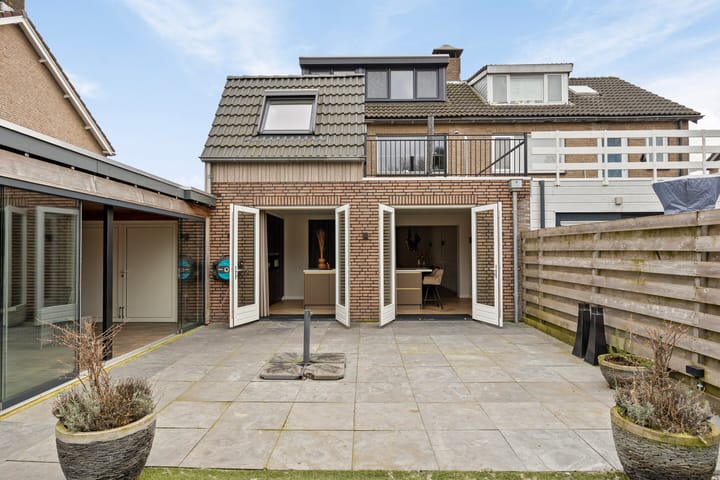 Modern Semi-Detached House with Outdoor Room and Extended Kitchen — 77