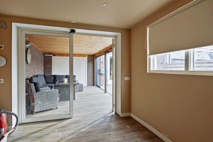 Modern Semi-Detached House with Outdoor Room and Extended Kitchen — 89