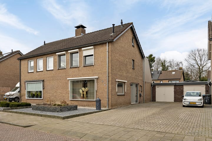 Modern Semi-Detached House with Outdoor Room and Extended Kitchen — 93