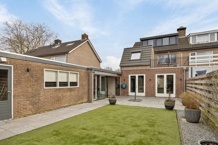 Modern Semi-Detached House with Outdoor Room and Extended Kitchen — 79