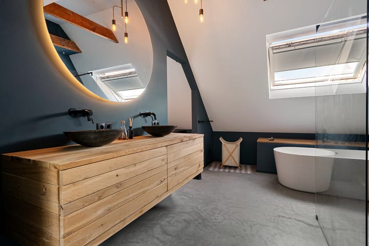 Stylishly Renovated Farmhouse with Versatile Living Spaces — 100