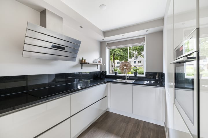 Spacious Family Home with Garage and Sunny Garden in Popular Nieuwland — 36