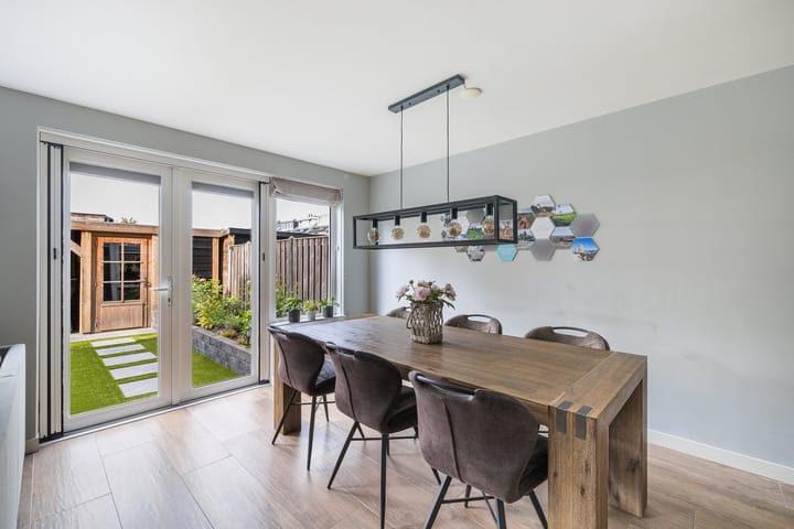 Spacious Family Home with Garage and Sunny Garden in Popular Nieuwland — 26