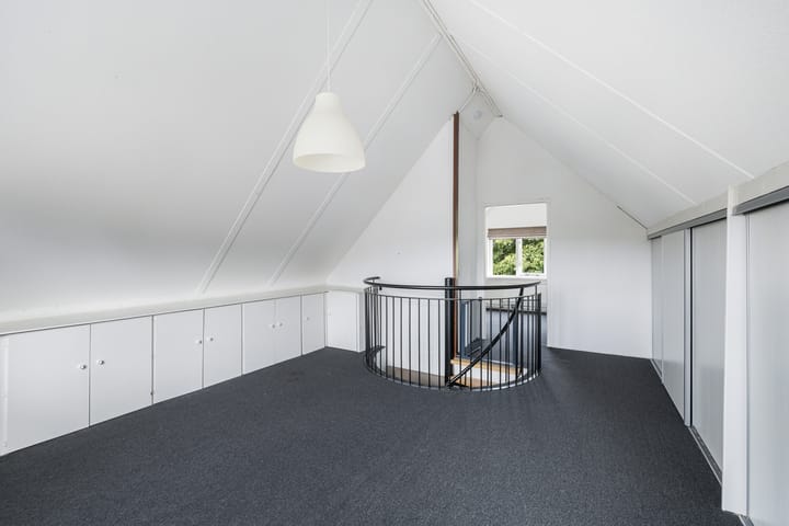 Spacious Family Home with Garage and Sunny Garden in Popular Nieuwland — 70
