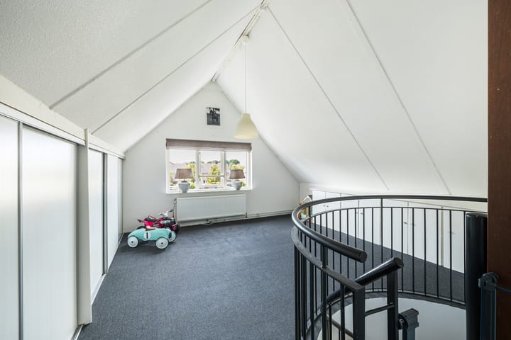 Spacious Family Home with Garage and Sunny Garden in Popular Nieuwland — 66
