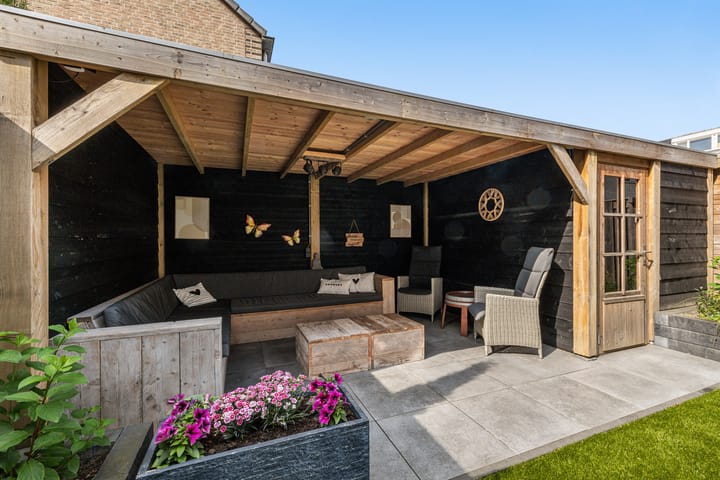Spacious Family Home with Garage and Sunny Garden in Popular Nieuwland — 75