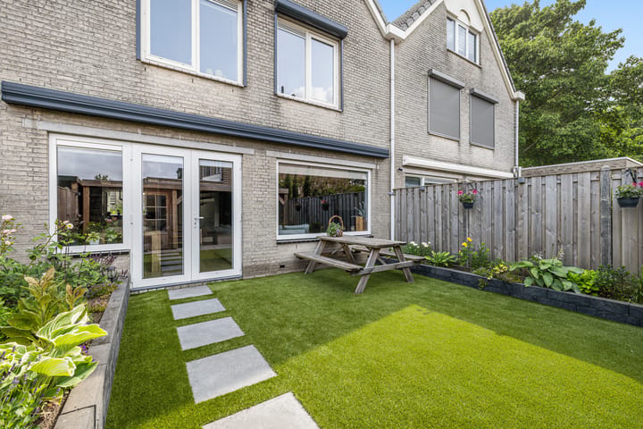 Spacious Family Home with Garage and Sunny Garden in Popular Nieuwland — 79
