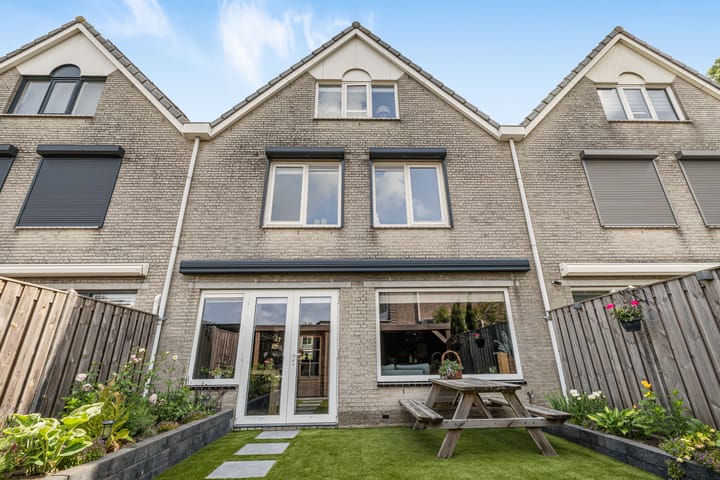 Spacious Family Home with Garage and Sunny Garden in Popular Nieuwland — 81