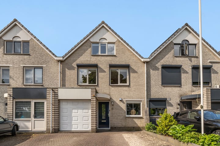 Spacious Family Home with Garage and Sunny Garden in Popular Nieuwland — 83