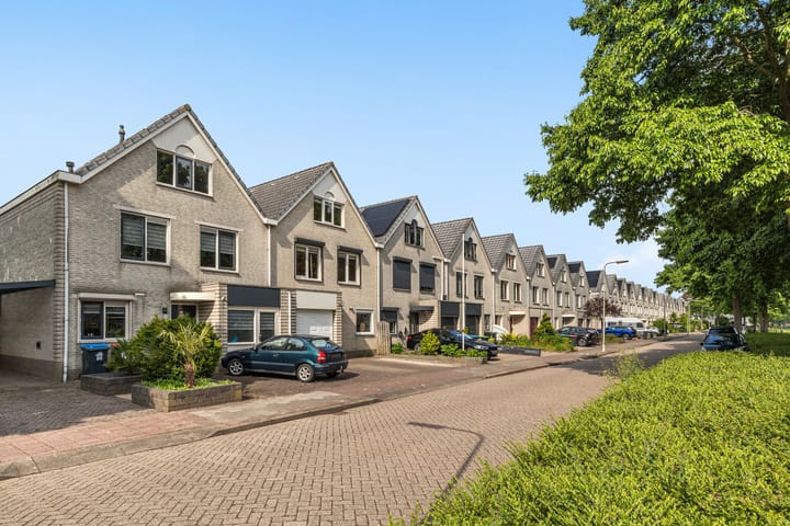 Spacious Family Home with Garage and Sunny Garden in Popular Nieuwland — 85