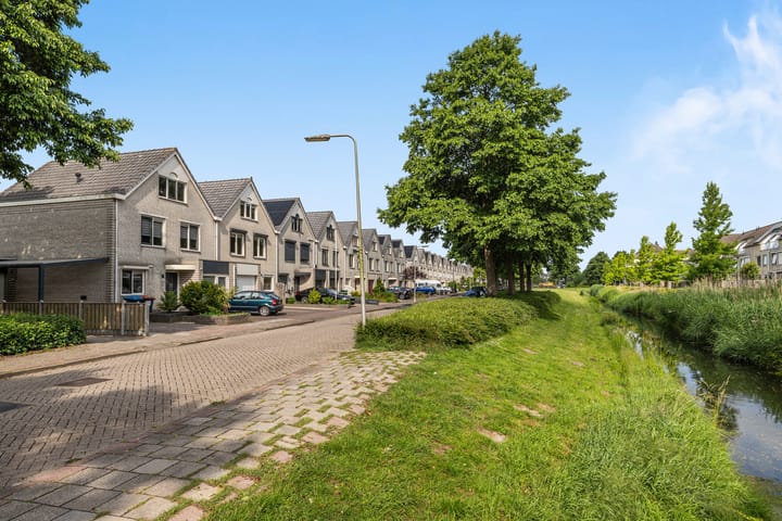 Spacious Family Home with Garage and Sunny Garden in Popular Nieuwland — 87