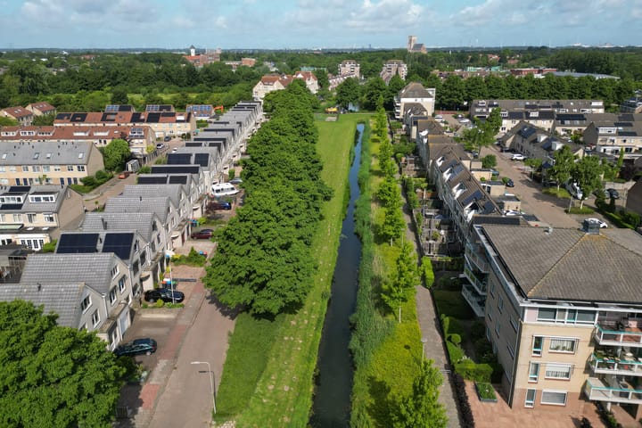 Spacious Family Home with Garage and Sunny Garden in Popular Nieuwland — 89