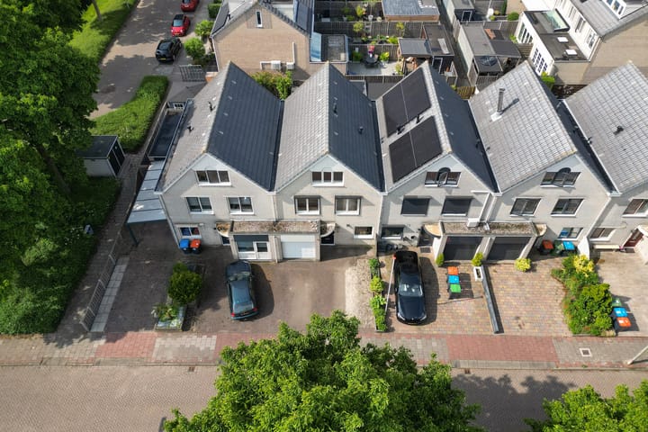Spacious Family Home with Garage and Sunny Garden in Popular Nieuwland — 91