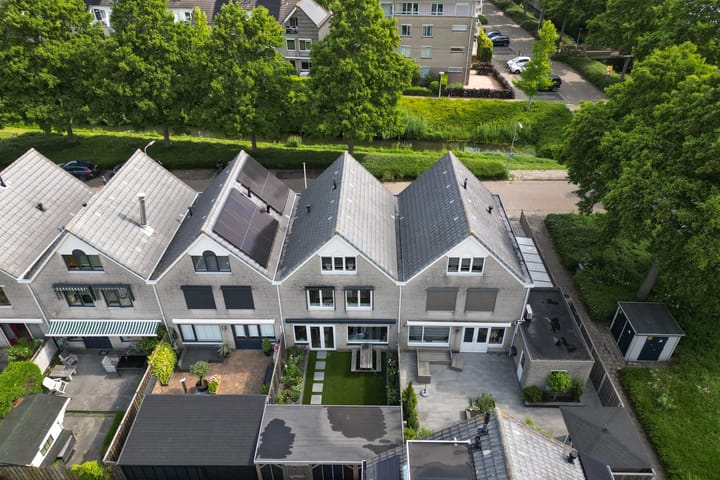 Spacious Family Home with Garage and Sunny Garden in Popular Nieuwland — 95