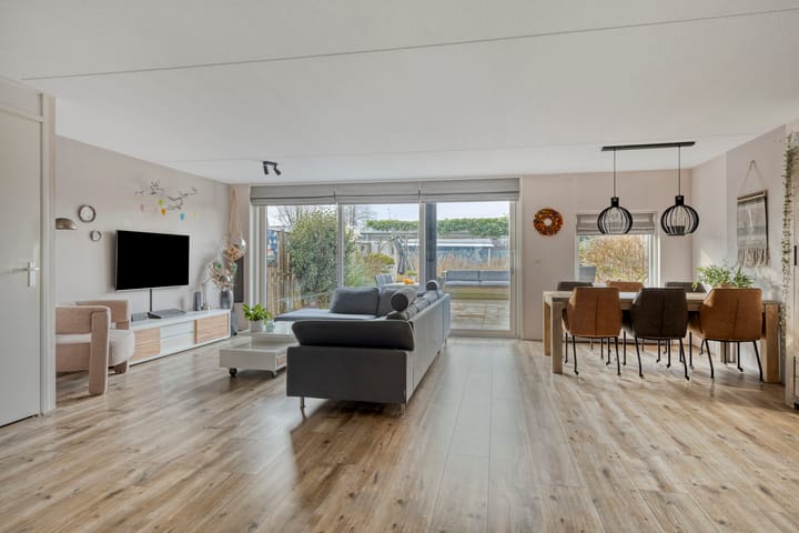 Spacious Family Home with Waterfront Garden in Weidevenne — 13