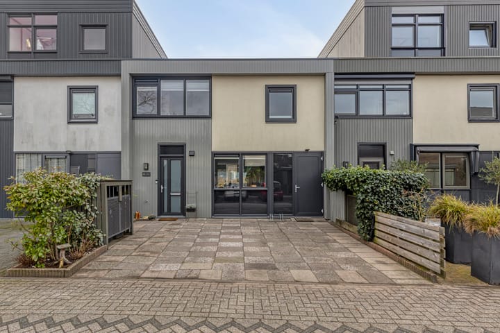 Spacious Family Home with Waterfront Garden in Weidevenne — 17