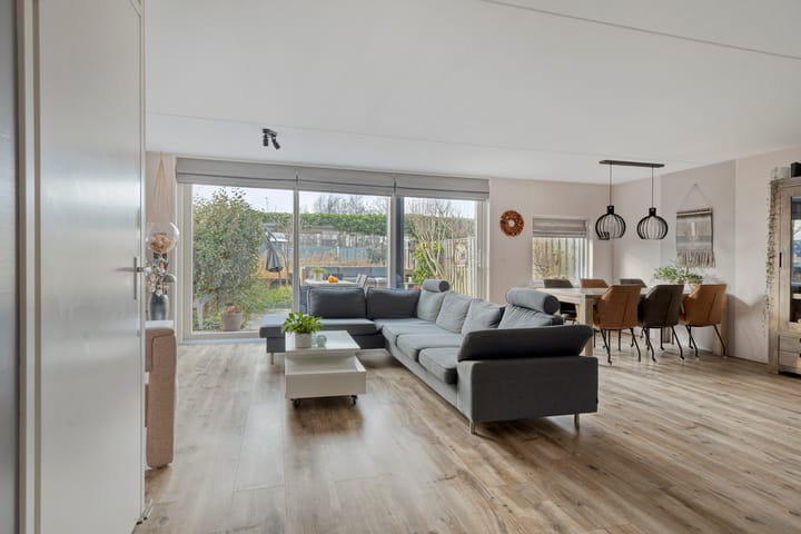 Spacious Family Home with Waterfront Garden in Weidevenne — 27