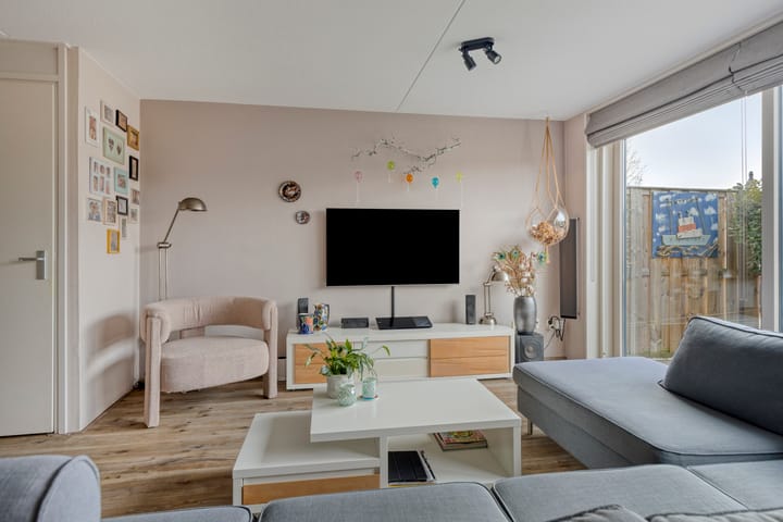 Spacious Family Home with Waterfront Garden in Weidevenne — 29